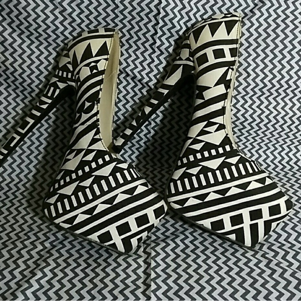 Size 8 - Picture 2 of 4